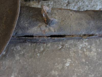 Trailing arm split along welds